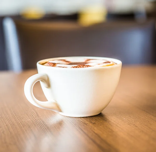 Tasse à café dans l'intérieur du café — Photo