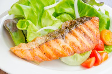 ızgara somon salata