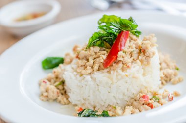 fesleğen ve pirinç ile baharatlı tavuk