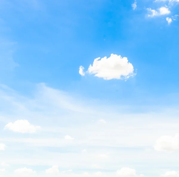 Nube en el cielo azul — Foto de Stock