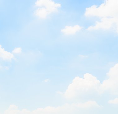 Mavi gökyüzündeki bulutlar