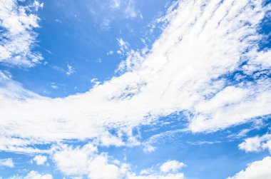Mavi gökyüzündeki bulutlar