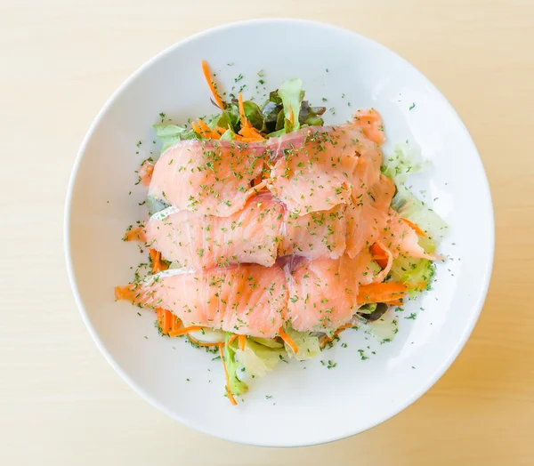 Салат из копченого лосося — стоковое фото