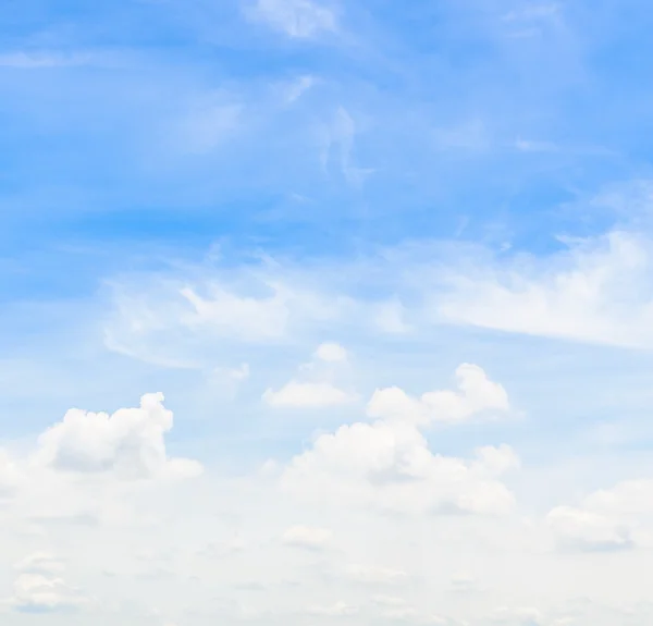 Nube en el cielo azul — Foto de Stock