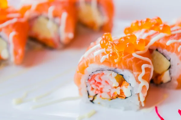 Sushi con rollos de salmón —  Fotos de Stock