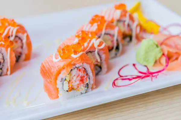 Roll sushi z łososiem — Zdjęcie stockowe
