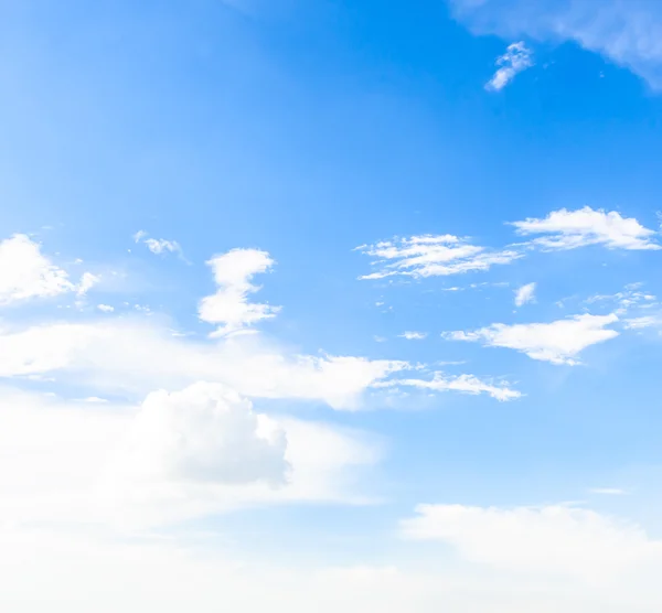 Nube en el cielo azul — Foto de Stock