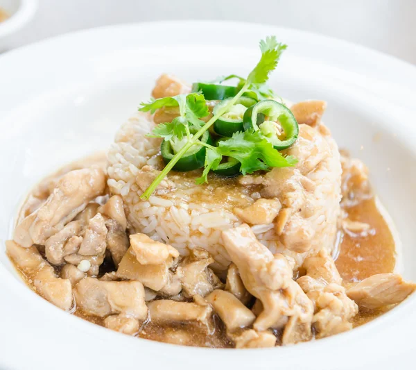 Poulet avec sauce sur riz — Photo