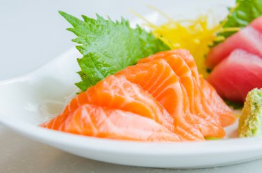 sashimi beyaz çanak üzerinde