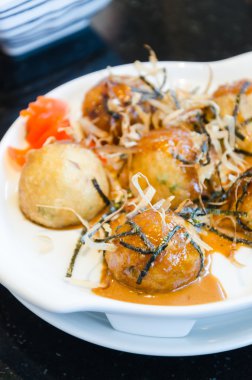 Beyaz çanak üzerinde takoyaki