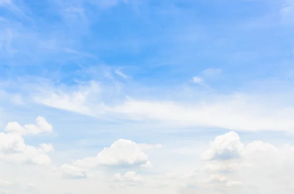 Nuage sur ciel bleu — Photo