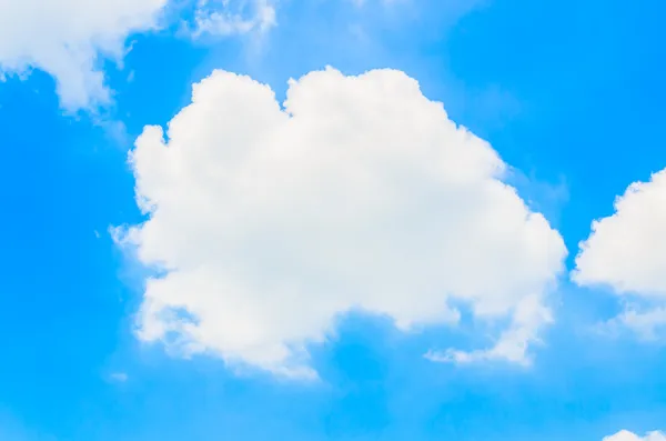 Nuvem no céu azul — Fotografia de Stock