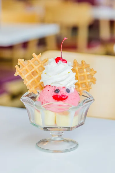 Ice cream sundae — Stock Photo, Image