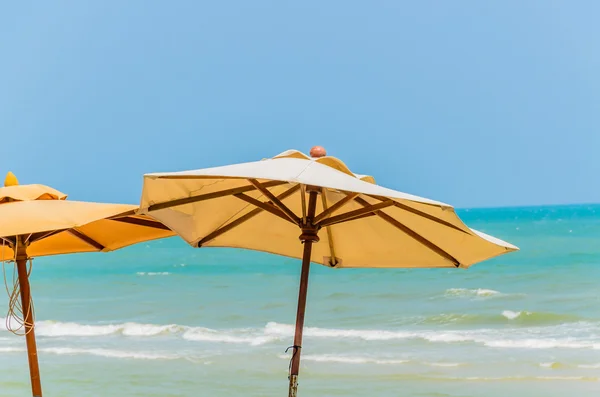 Paraguas en la playa — Foto de Stock