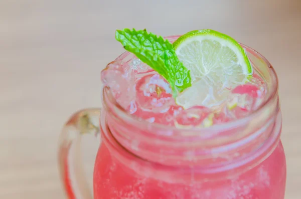 Cocktail de suco de limonada rosa — Fotografia de Stock