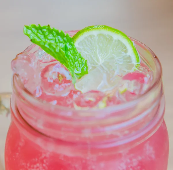 Pembe limonata suyu kokteyli — Stok fotoğraf