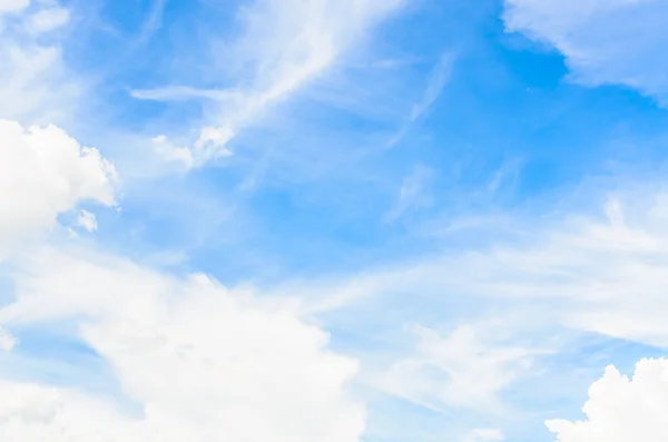 Nube en el cielo azul — Foto de Stock