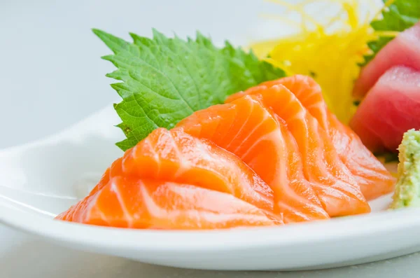 Sashimi en plato blanco —  Fotos de Stock