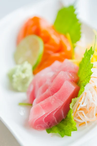 Sashimi op witte schotel — Stockfoto