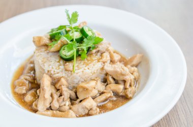 kahverengi soslu tavuk