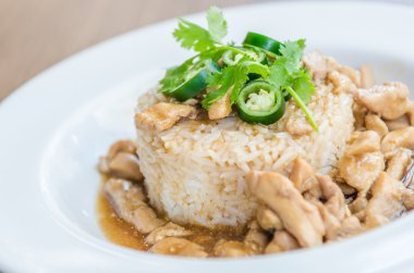 kahverengi soslu tavuk