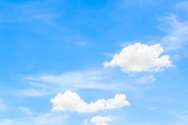 Moln på blå himmel — Stockfoto