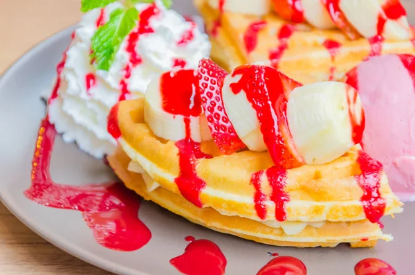 Strawberry banana pancake — Stockfoto