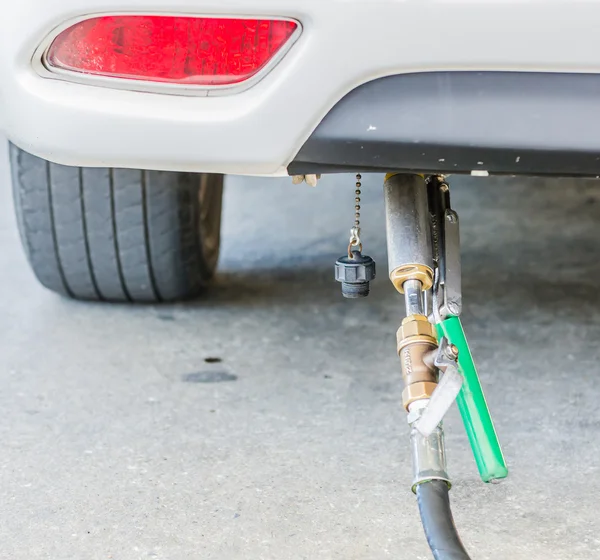 Gaz combustible dans la voiture — Photo