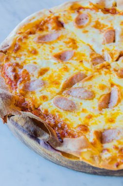 sosisli pizza