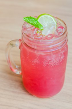 pembe limonata suyu kokteyli