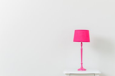 Lamba komodinin üzerinde.