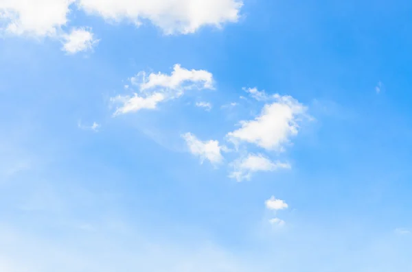 Nube su cielo blu — Foto Stock