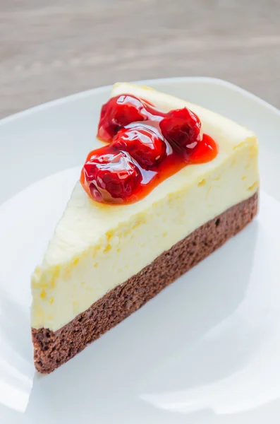 Cheesecake op witte schotel — Stockfoto