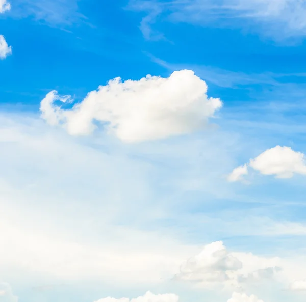 Wolk op blauwe lucht — Stockfoto