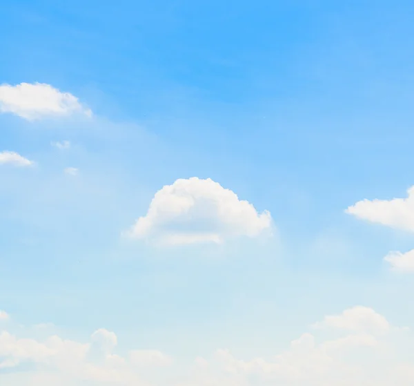 Wolken op blauwe lucht — Stockfoto