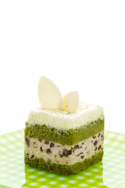 Beyaz arka plan üzerinde izole Matcha yeşil çay pasta