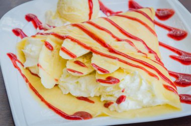 çilekli krep tatlı