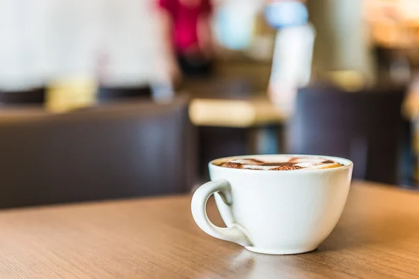 Tazza di caffè in caffetteria — Foto Stock