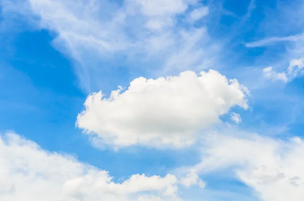 Moln på blå himmel — Stockfoto