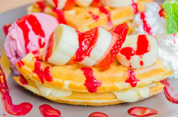 Erdbeer-Bananen-Pfannkuchen — Stockfoto