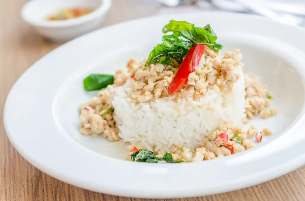 Ayam goreng pedas dengan kemangi dan nasi — Stok Foto