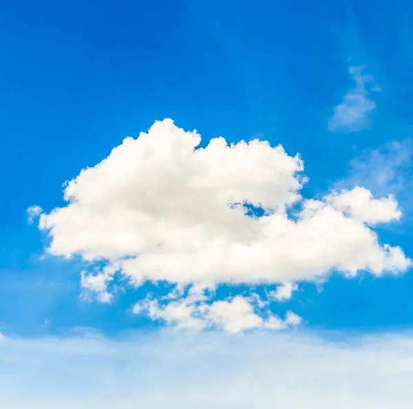 Nuvem no céu azul — Fotografia de Stock