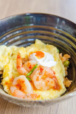 Kızarmış pirinç omlet