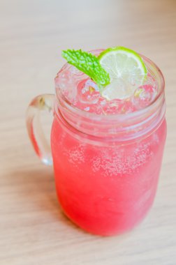 pembe limonata suyu kokteyli