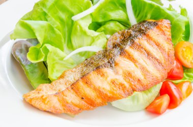 ızgara somon salata