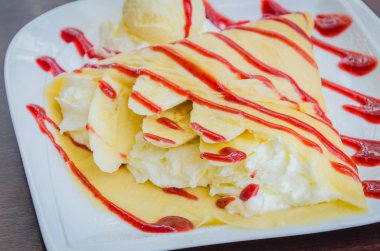 çilekli krep tatlı