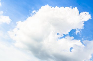 Mavi gökyüzündeki bulutlar