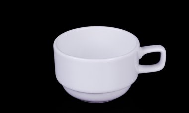 Siyah arkaplanda beyaz kupa