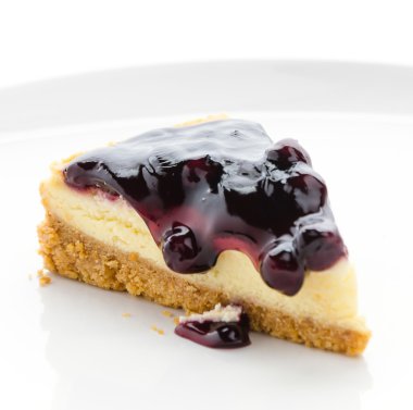 Yaban mersinli cheesecake izole beyaz arka plan