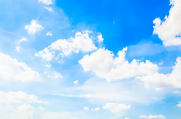 Wolken am blauen Himmel — Stockfoto